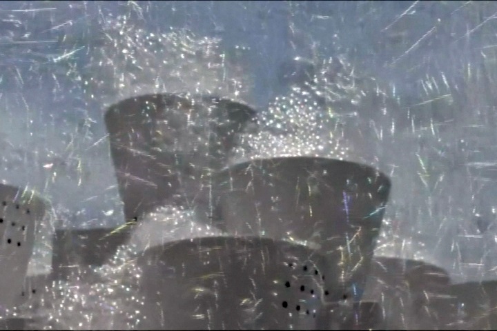 日本藝術家快閃表演 維港旁噴千萬泡泡