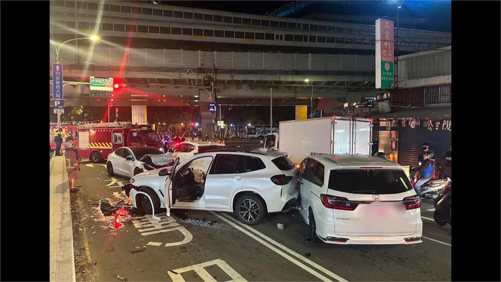 為閃左轉機車！　特斯拉衝對向連撞3轎車2機車