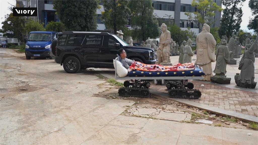 懶出新高度！　中國男自製電動床車　實踐「躺著出門」夢想