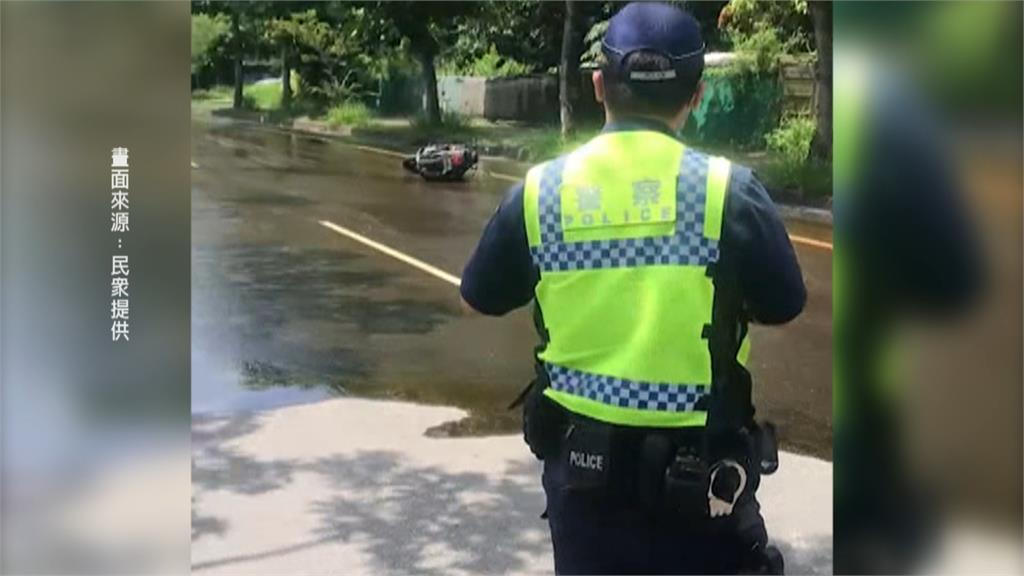 油管破裂漫流路面 女騎士不慎滑倒摔車送醫