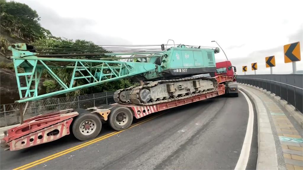 大型拖板車故障「倒退嚕」橫擺　南方澳跨海大橋雙向通行中斷7.5hr