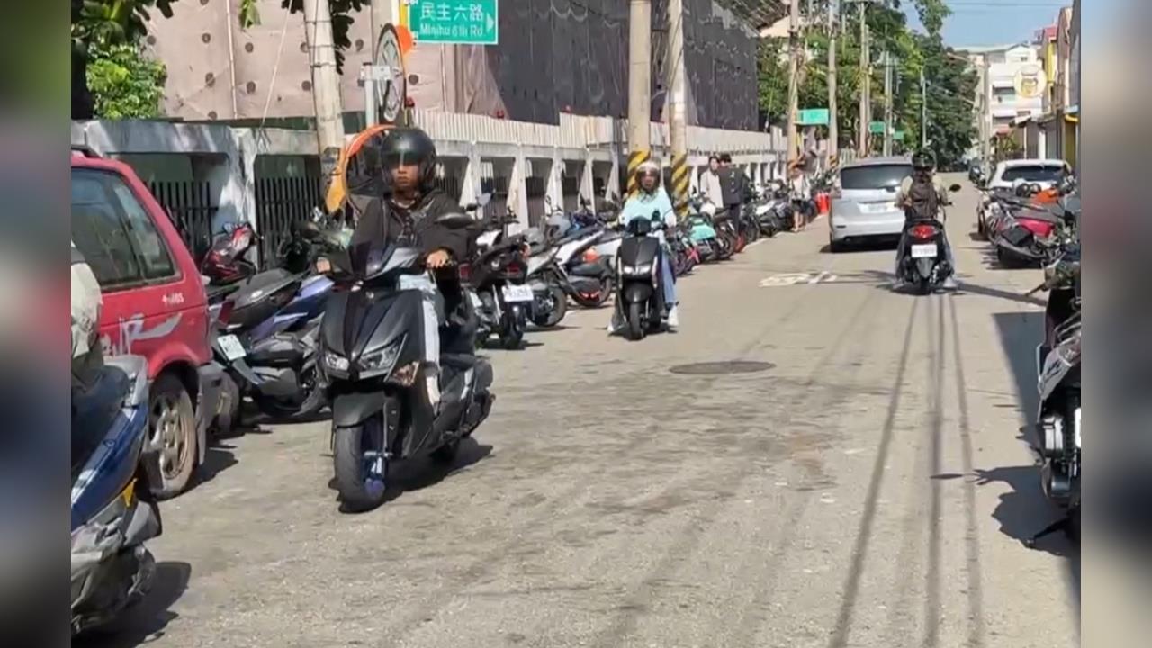 不滿私設道路遭學生停滿機車 住戶掛布條抗議