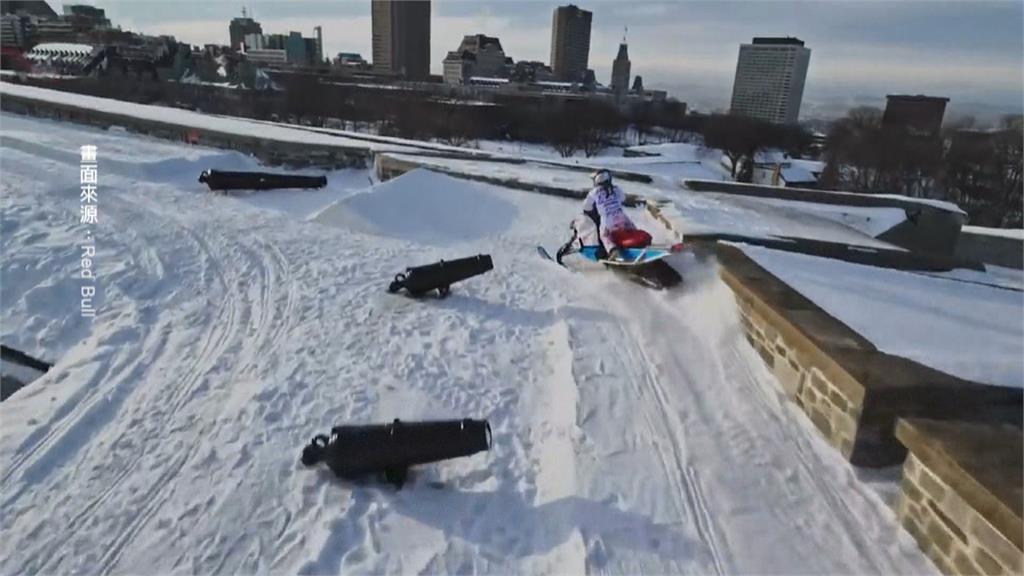 高速通過360度環形軌道　雪地摩托車驚險挑戰