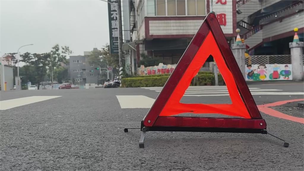 國道車禍警示牌怎麼放？國道警：一定要先開警示燈