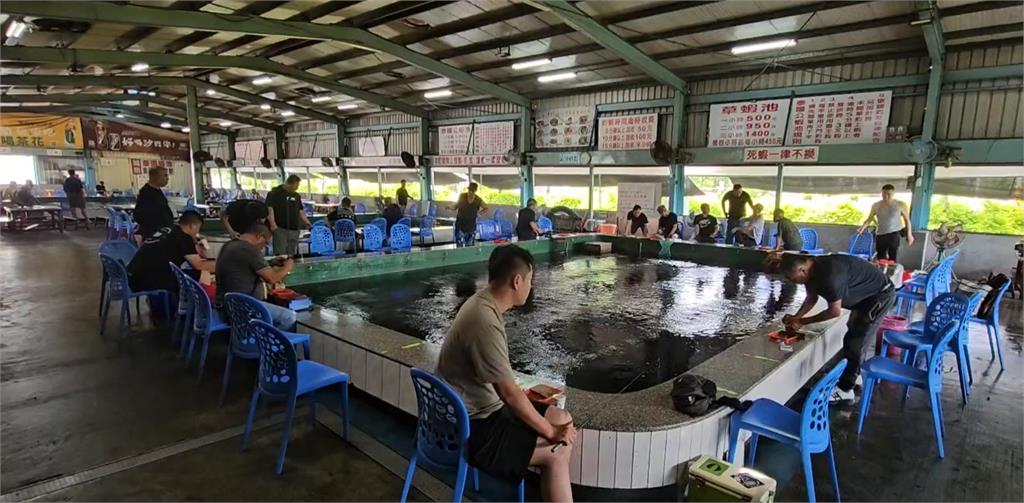 颱風假偷閒! 宜蘭上午風雨微弱  釣蝦場見人潮