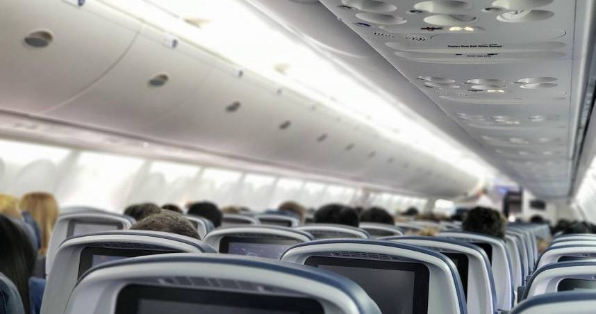 飛機落地乘客突狂奔衝撞旅客　婦科名醫「左臂遭刮傷」：全機卡半小時