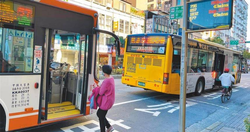 公車一次來很多台怎麼攔？　司機教你「手勢暗號」秒懂
