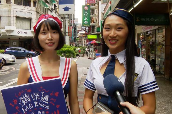 深夜路邊攤鞠躬超嚇人  辣妹雙人組找到了！