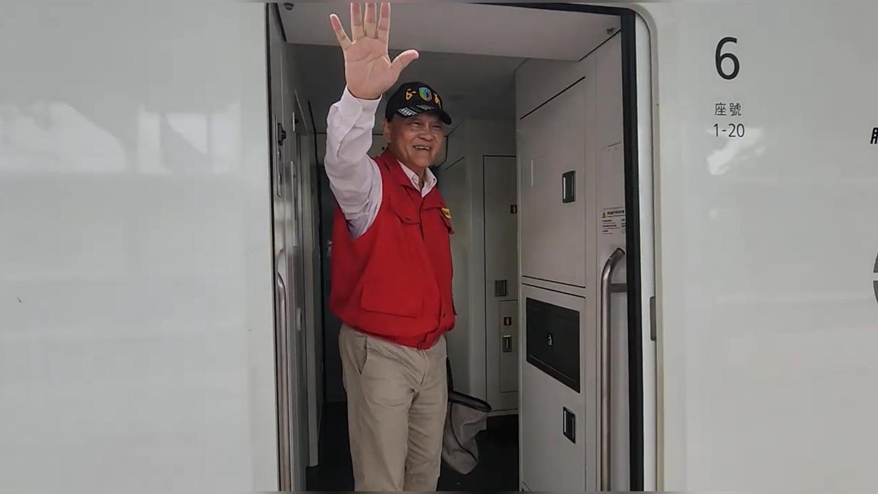 快新聞／光復救災任務結束！季連成搭火車離開　民眾揮手目送感人畫面曝