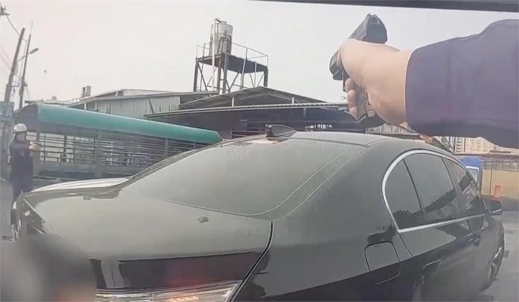 快新聞／吸毒通緝犯撞警機車想逃　警對空鳴3槍逮人送辦