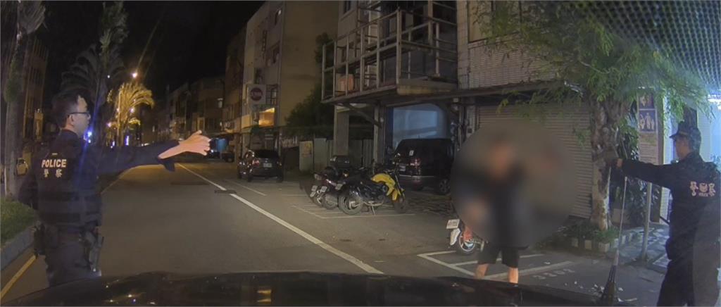 快新聞／怕！醉漢持刀散心拍打停放汽車　驚悚畫面曝光