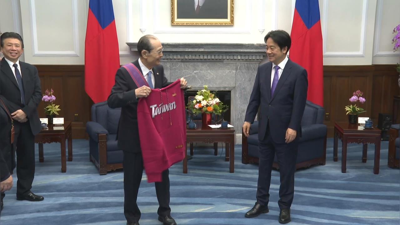 王貞治贈福岡軟銀鷹外套 賴清德笑稱:要把我簽下來?