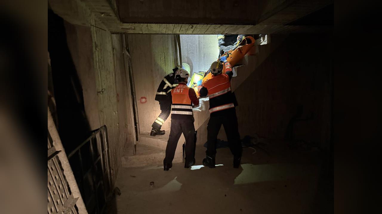 快新聞／北投工安意外！2工人倒臥頂樓水槽　65歲男失去生命跡象搶救中