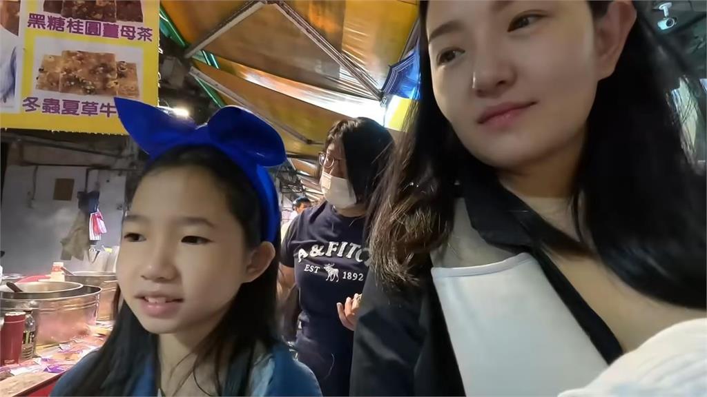 台灣傳統市場老闆「瘋狂餵食、熱情招呼」　女兒不解問媽：你們認識？