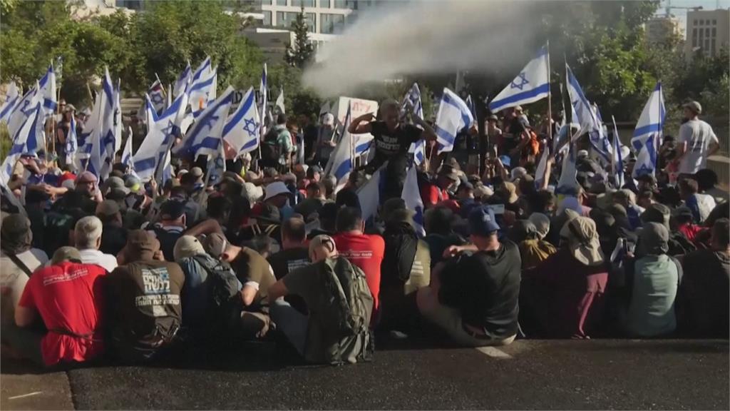 以色列國會通過爭議法案　民眾大規模抗議