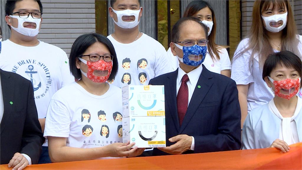 游錫堃挺公益 戴台灣首款透明口罩:解決聽障者問題