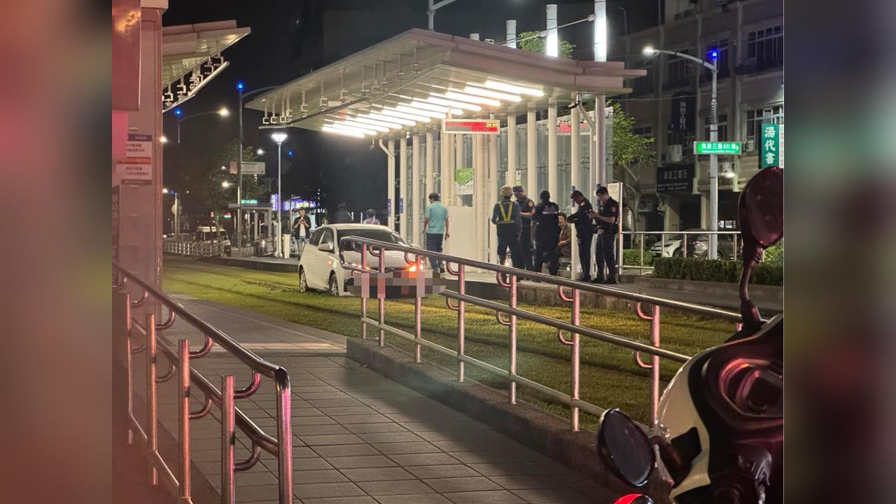 快新聞／驚！白色轎車卡高雄輕軌　下場曝光