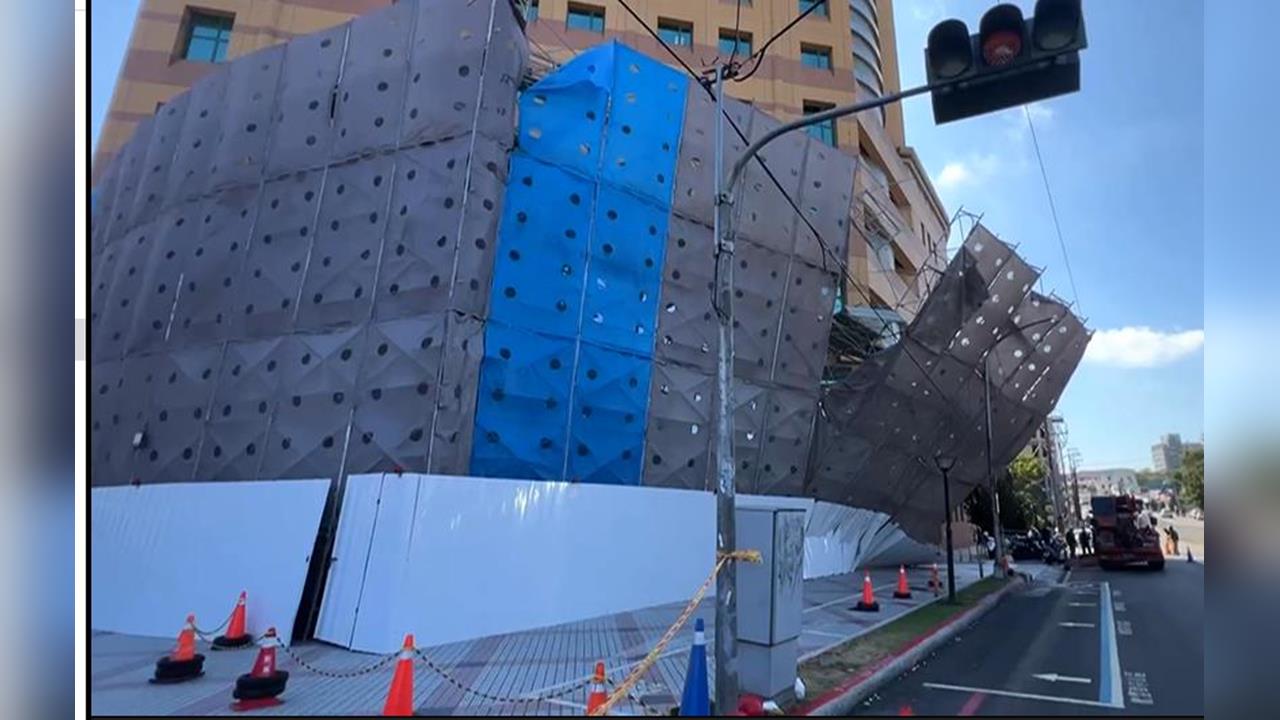 台中榮總大樓鷹架大面積傾倒　幸遇燈柱「完美接住」未釀傷亡