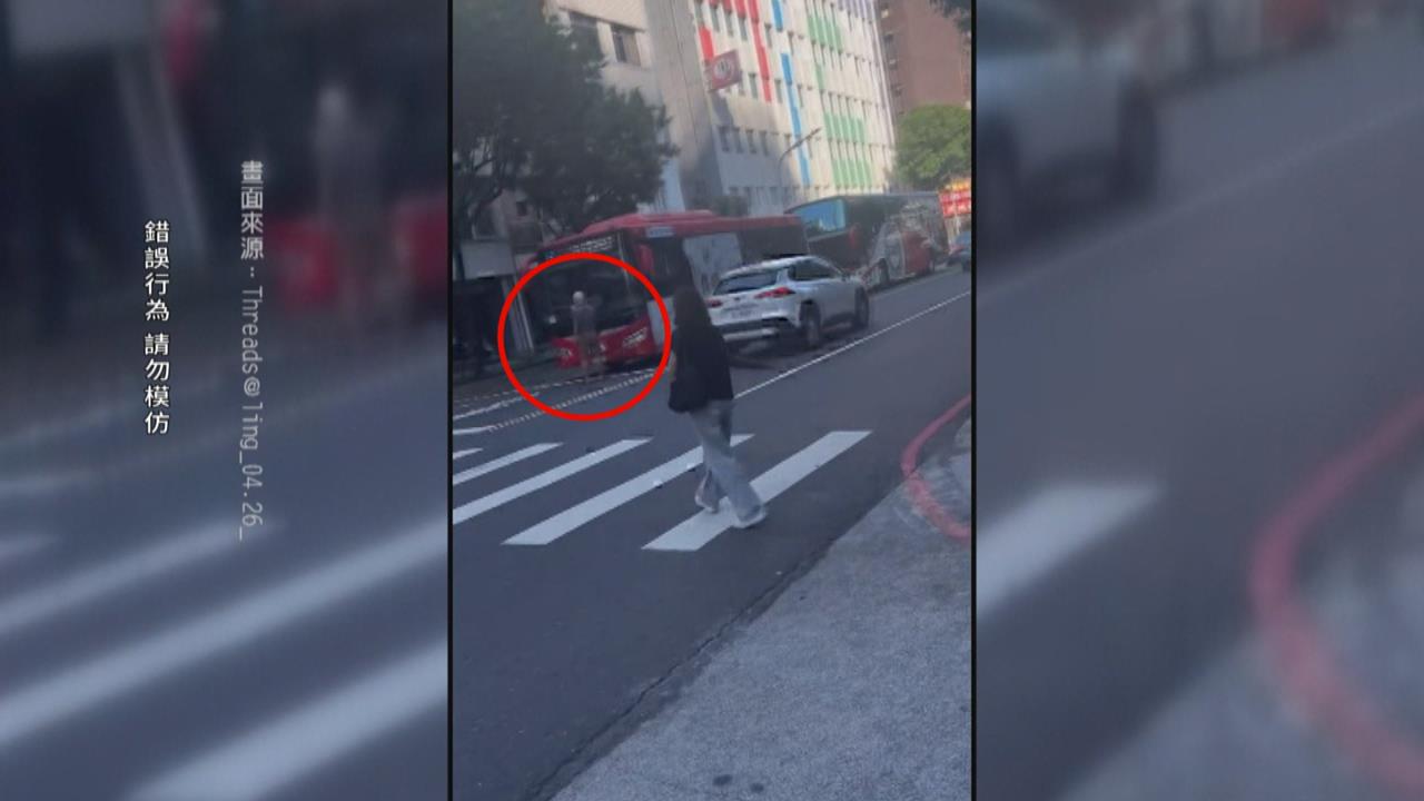 危險！翁攔公車未果竟「肉身擋車」　上前理論阻礙交通