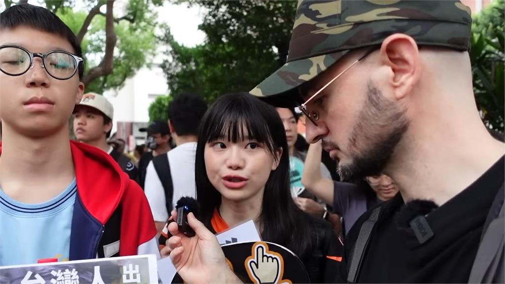 反黑箱、國會擴權！愛台網紅街訪抗議民眾　她怒轟法案都「益於中國」