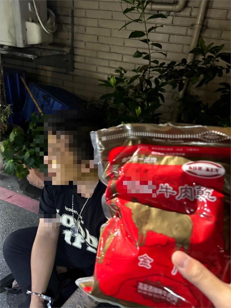 男子深夜看見員警拔腿狂奔　丟出「牛肉乾」袋露餡被逮
