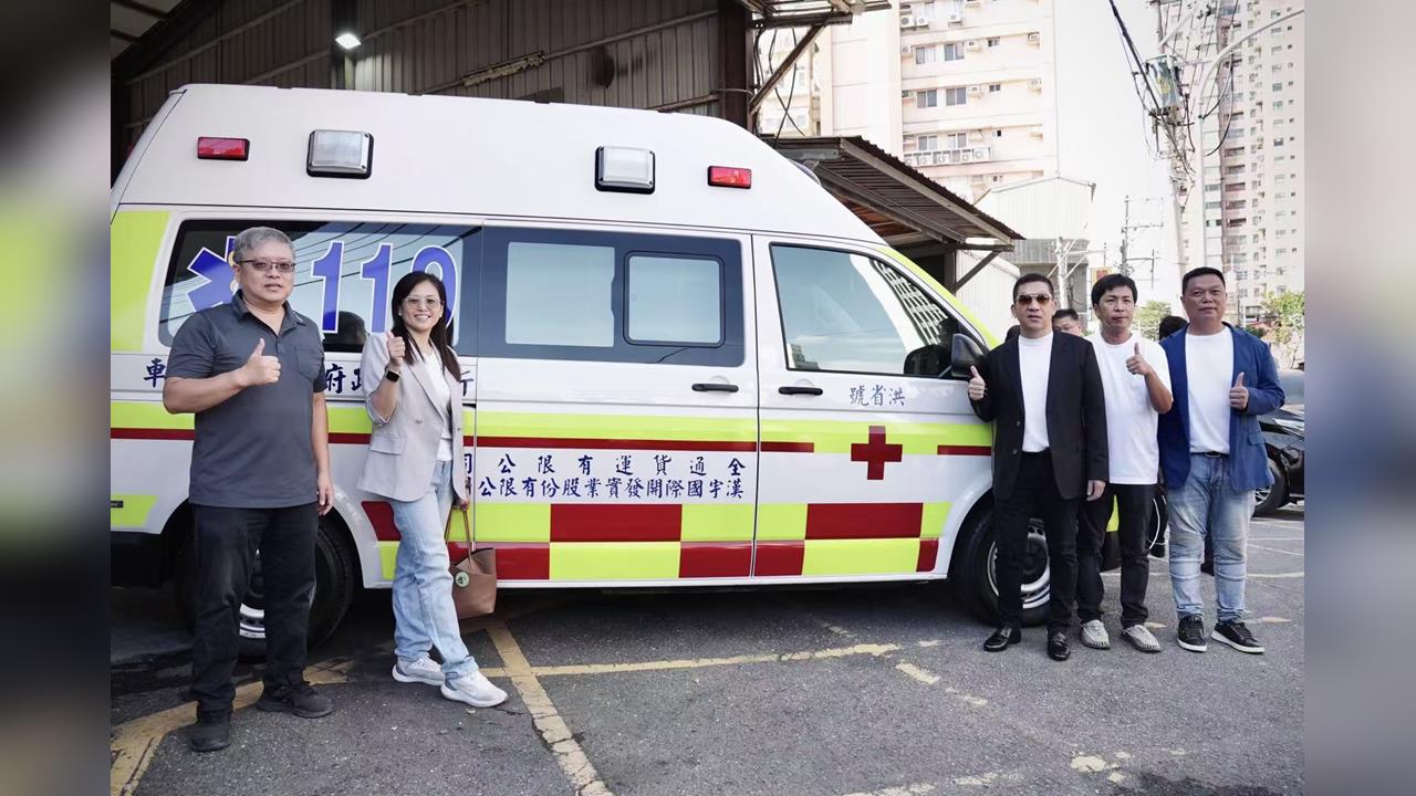 揪甘心!新北企業家攜母 捐贈高頂救護車回饋鄉里