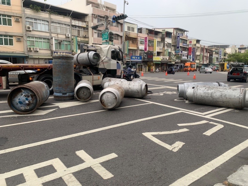 快新聞／高雄橋頭曳引車紅燈急煞　鋼鍊斷裂「9冷媒鋼瓶滾落地」