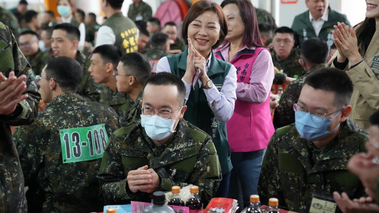 她送炸雞慰勞國軍竟被酸 「在開心什麼」？實況主「1當兵故事」掀網憶當年