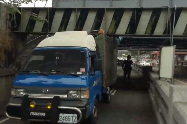 貨車駕駛路況不熟？貨斗過高卡地下道