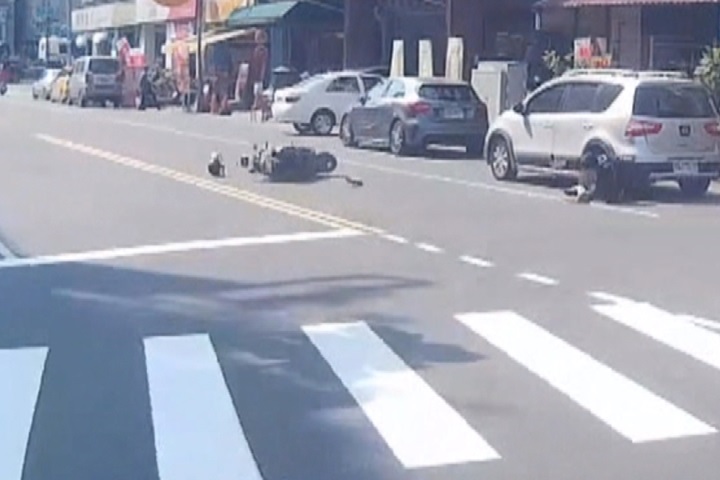 翻滾吧！車手騎車逃警追緝 自摔翻滾如特技