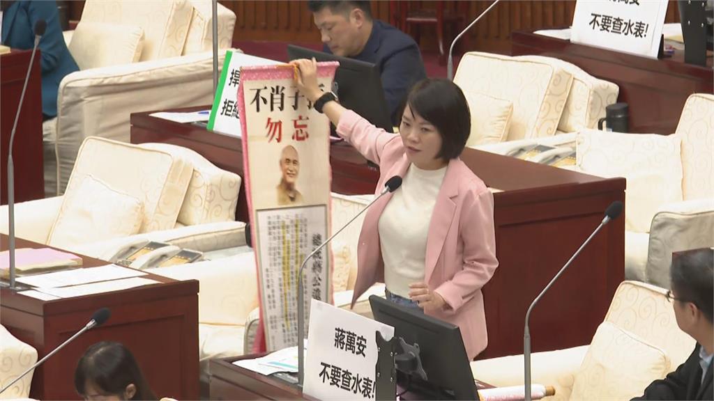 快新聞/送蔣萬安「蔣中正遺囑」! 簡舒培:希望你記得阿祖說要反共