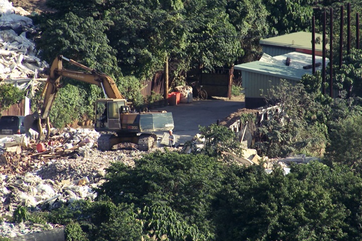 士北科學園區預定地 被堆出兩層樓垃圾山