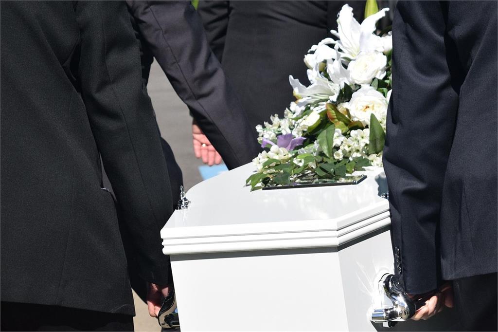 88歲婦險遭活埋！被宣告死亡後躺棺材突睜眼　尪傻眼了