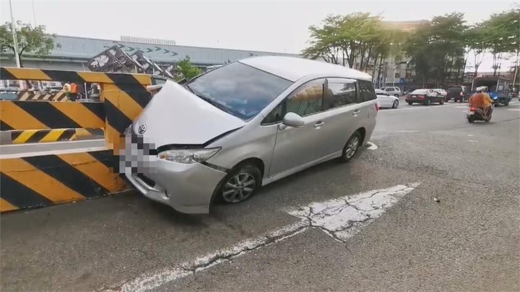 轎車逆向撞陸橋卡橋頭　民眾：怎麼開的？