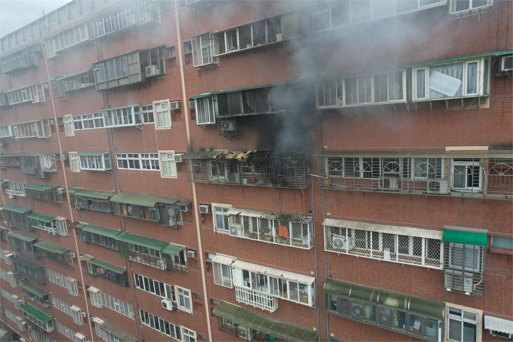 快新聞/濃煙竄天!蘆洲永樂街大樓驚傳祝融 3住戶遭嗆傷送醫