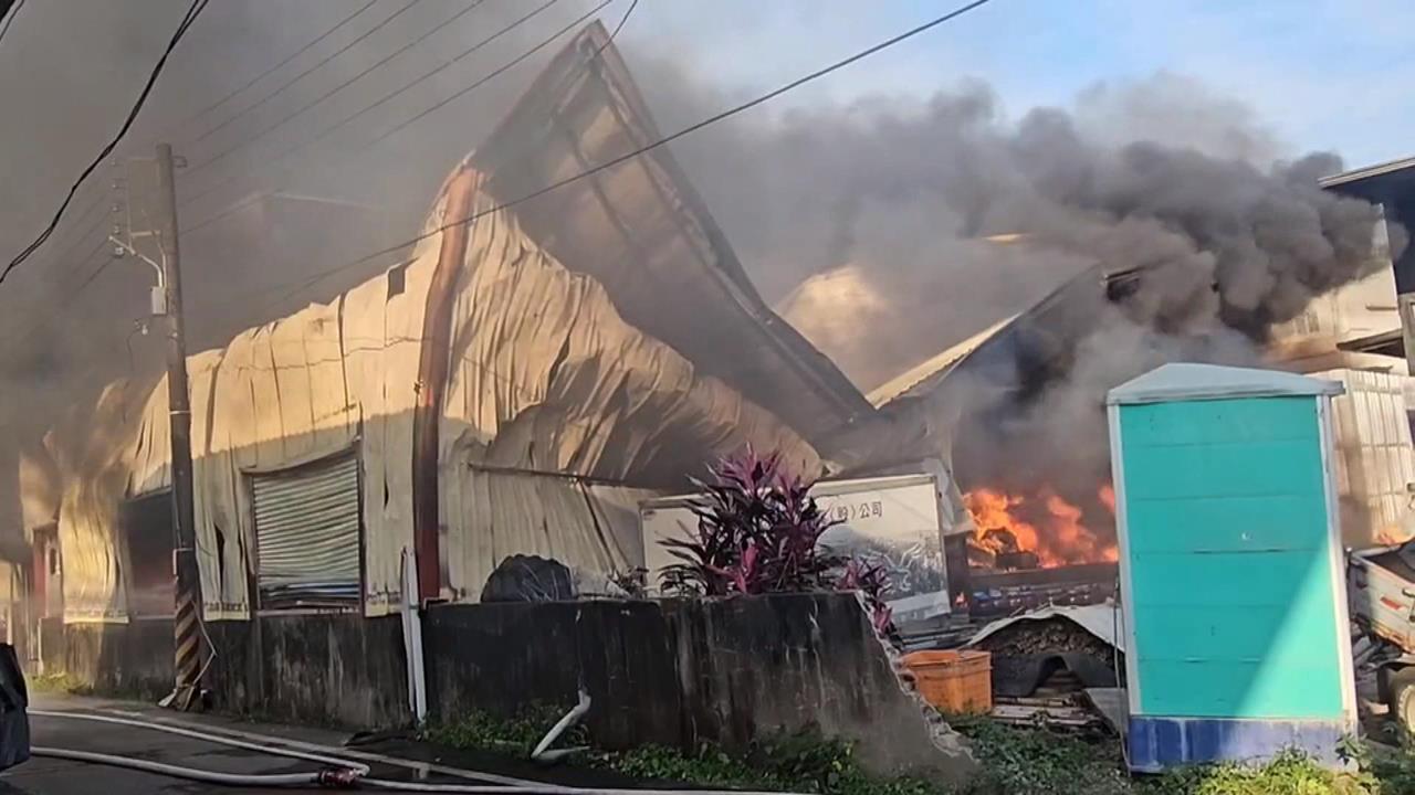 火勢猛烈！屏東長治倉庫傳火警　附近校園急撤離3百名學生