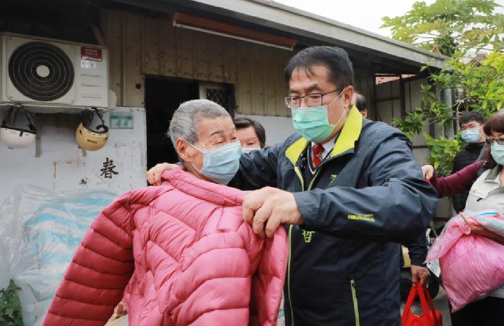 快新聞／台南宣布老人健保免費　王定宇盛讚黃偉哲：負責任的市長