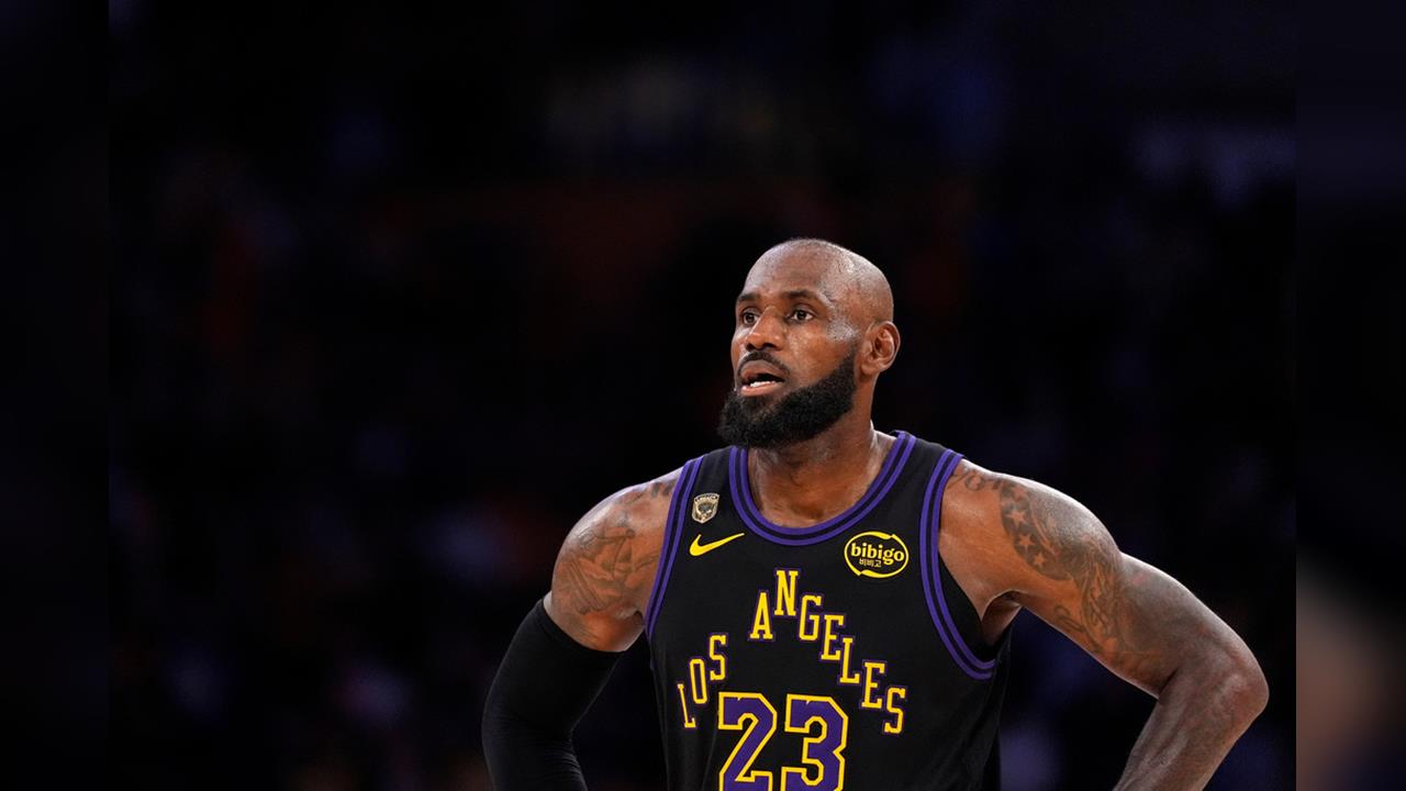 NBA(影)／詹皇下一步引人注目！「肢體語言」洩漏天機？專家解讀天王想法