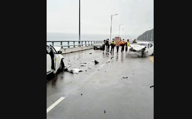 快新聞／年前事故！ 金崙大橋2轎車猛力對撞  車頭粉碎性崩壞
