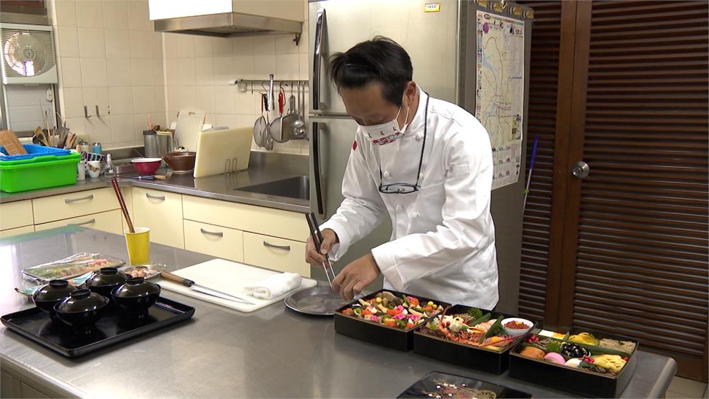 日本駐台代表泉裕泰在台灣過農曆年 嘗試包餃子、刮彩券
