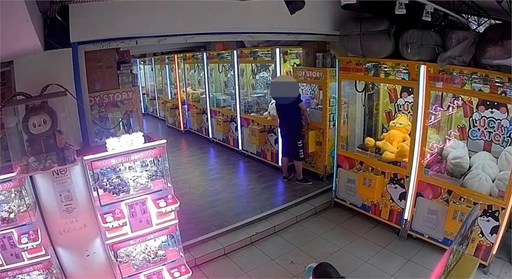 通緝犯只顧夾娃娃　夾中洗衣球開心不到10秒
