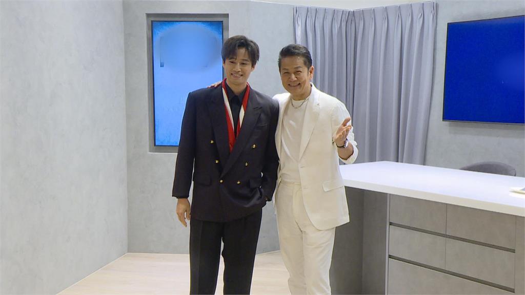 和兒子徐新洋出席活動　徐乃麟披上珍藏30年秀服
