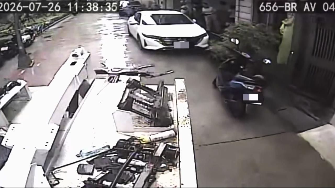 家人過世接回家... 門口被停車阻路 家屬報警拖吊處理