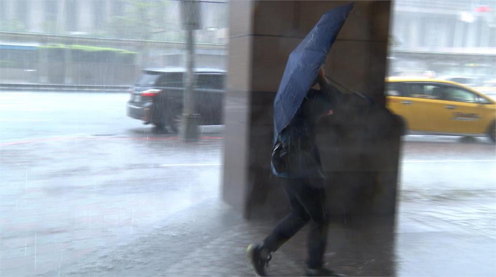 快新聞／雨炸西台灣！18縣市大雨特報　外出慎防雷擊、強陣風