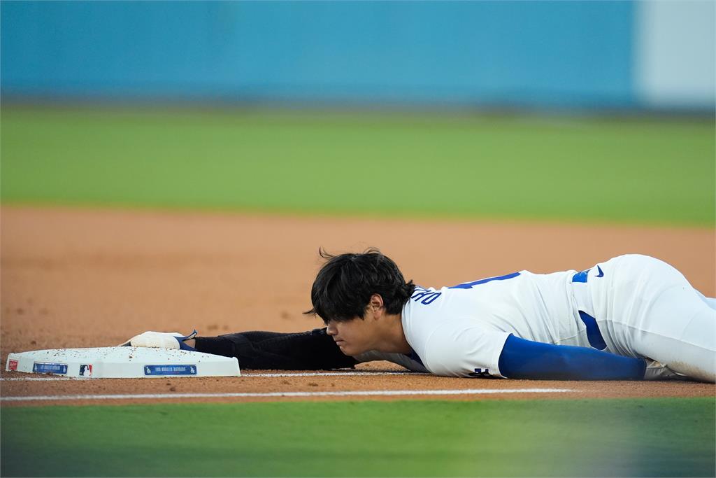 MLB（影）／大谷翔平被投手牽制抓到　竟靠「這一招」神奇躲過夾殺回一壘