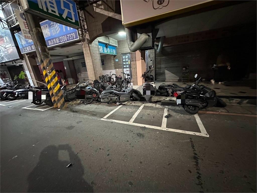 快新聞／新莊凌晨車禍！汽車撞路邊「車頭全毀」　13輛機車「遭波及全倒」畫面曝