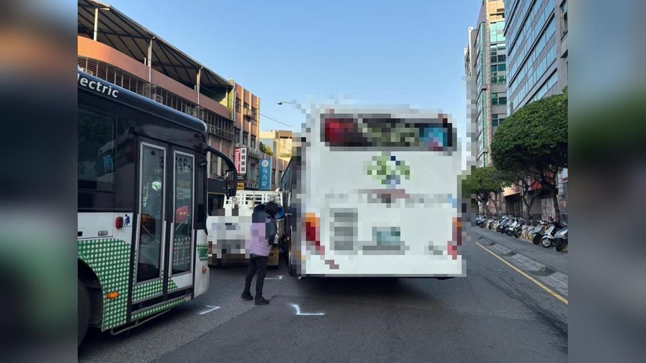 快新聞／新莊輔大商圈事故！公車、貨車碰撞　4人輕傷送醫