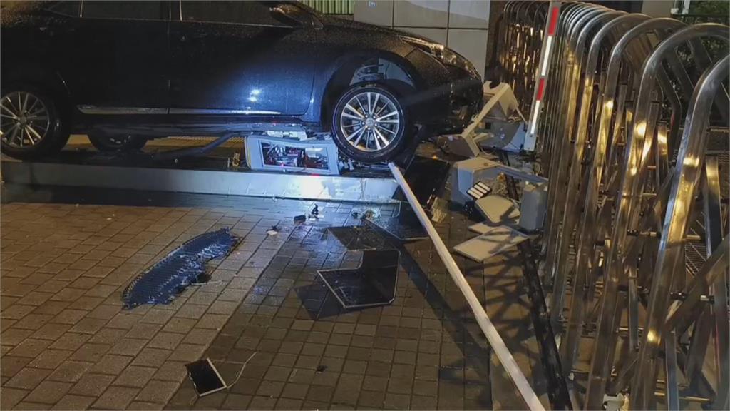 新北汐止廠辦園區鐵門遭撞 駕駛棄車逃逸