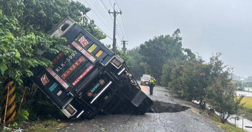 暴雨狂襲彰化二林驚現5米深天坑　大貨車瞬間翻覆駕駛險象環生