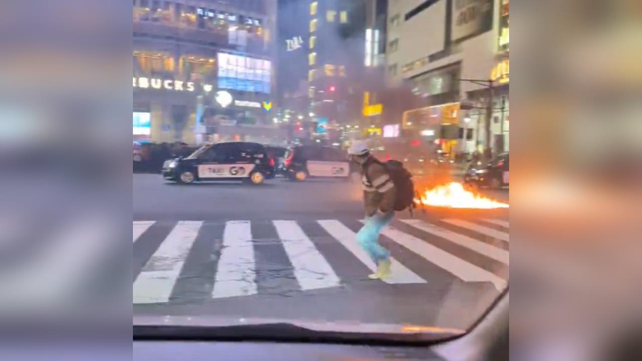 快新聞/東京澀谷十字路口遭縱火!口罩男持「裝油寶特瓶」狂灑點燃 路人全嚇壞